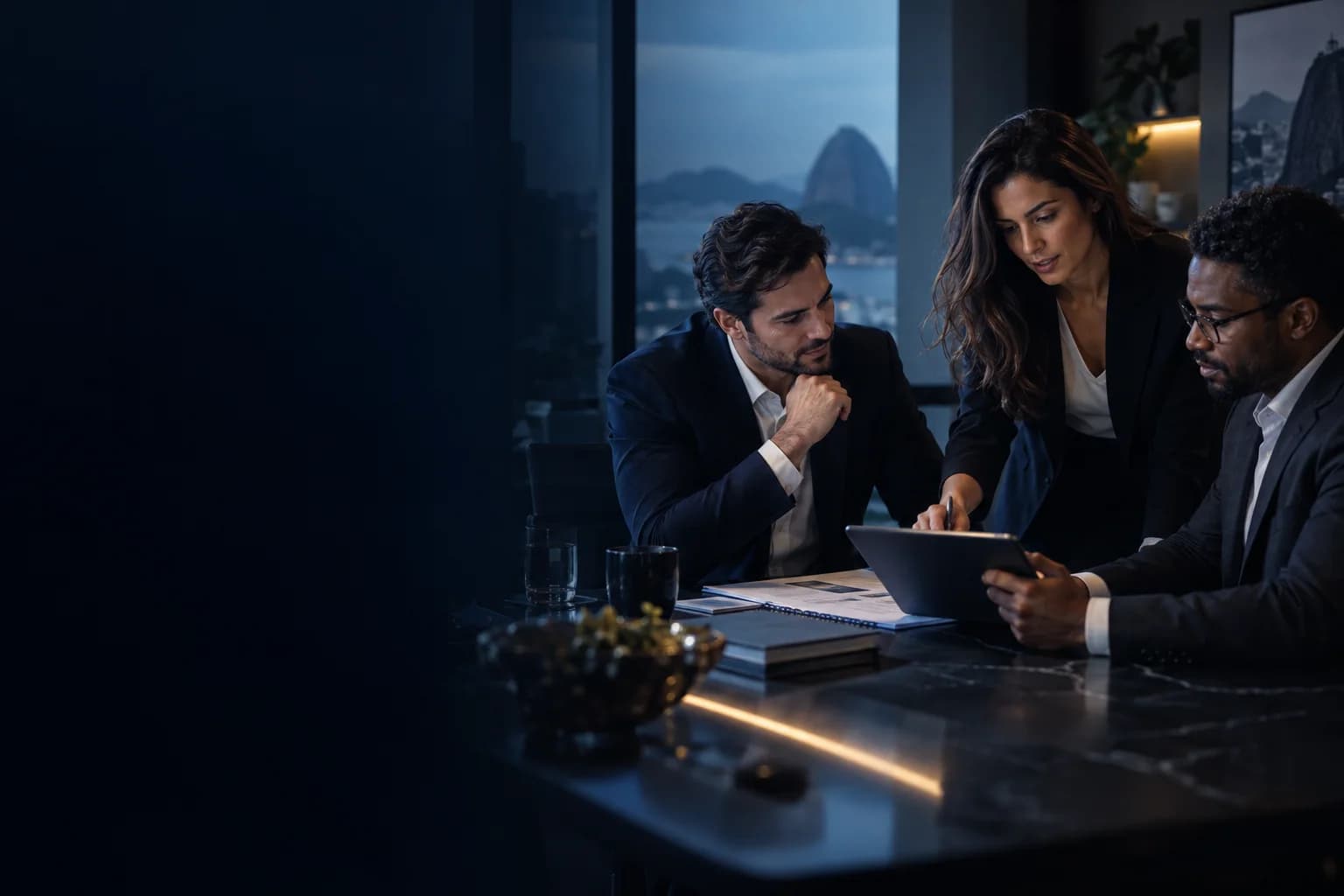 Representantes de empresas discutindo uma parceria comercial.